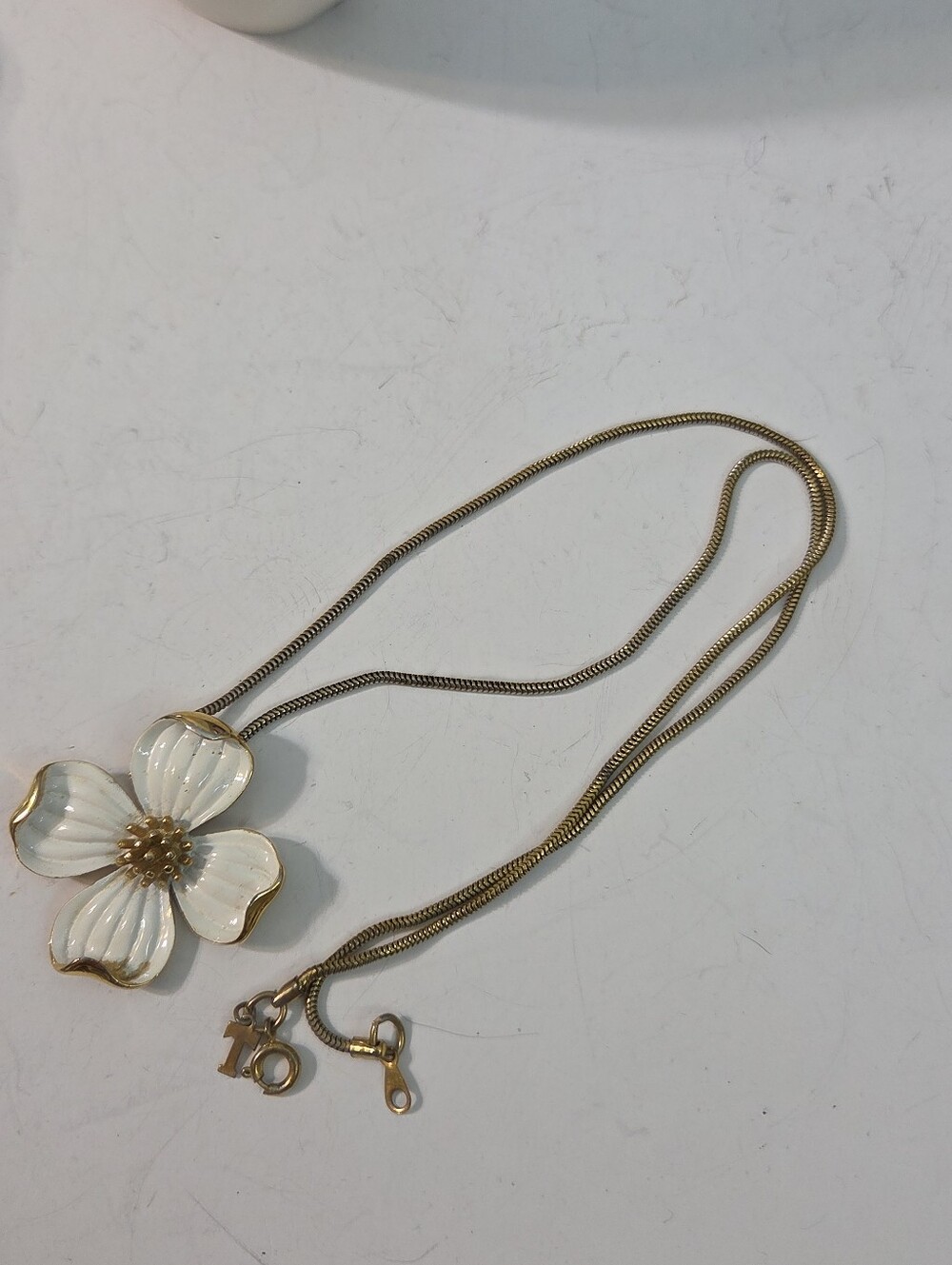 vtg crown trifari white enameled dogwood flower pendant necklace gold tone
